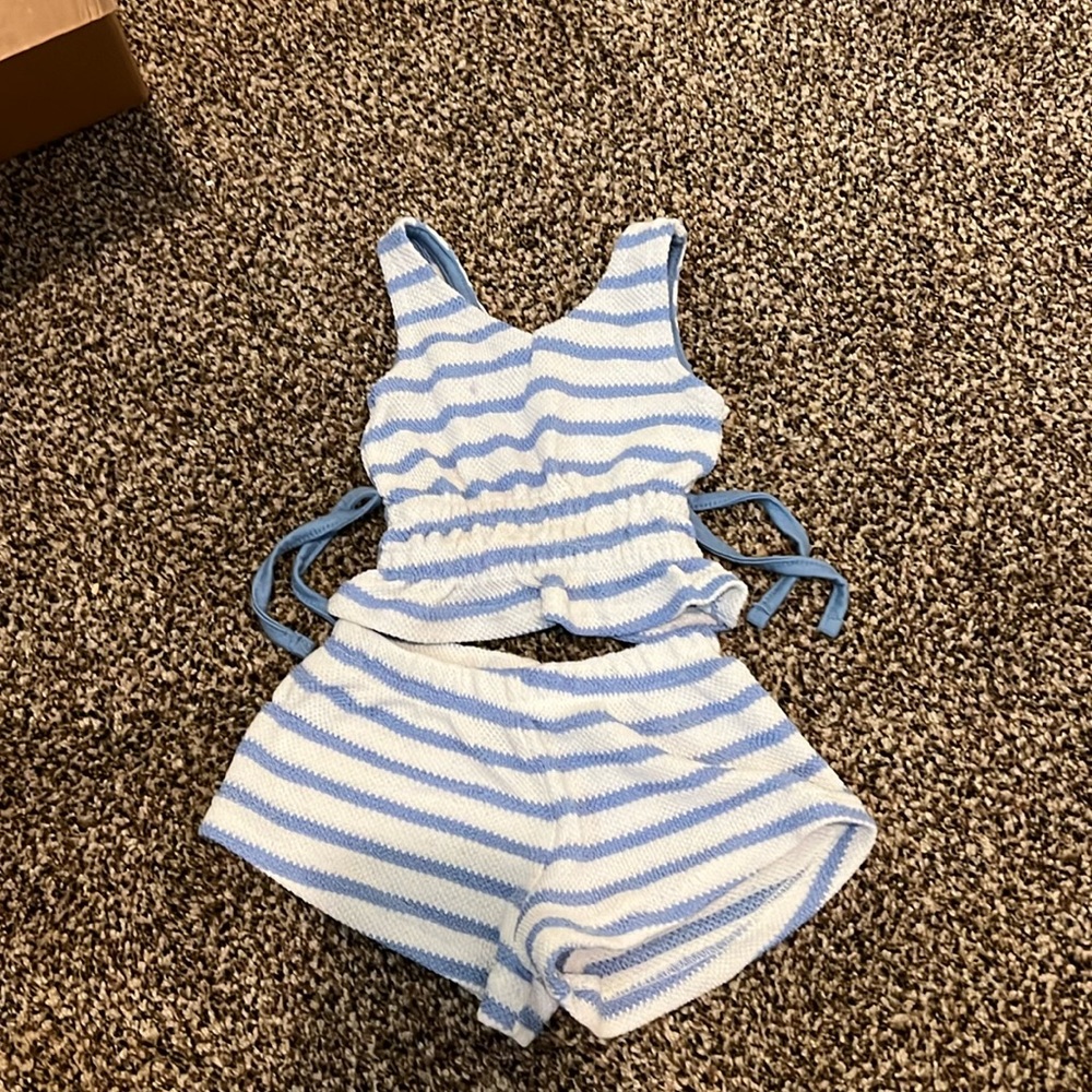 Vince Camuto two piece short set. Size 2T